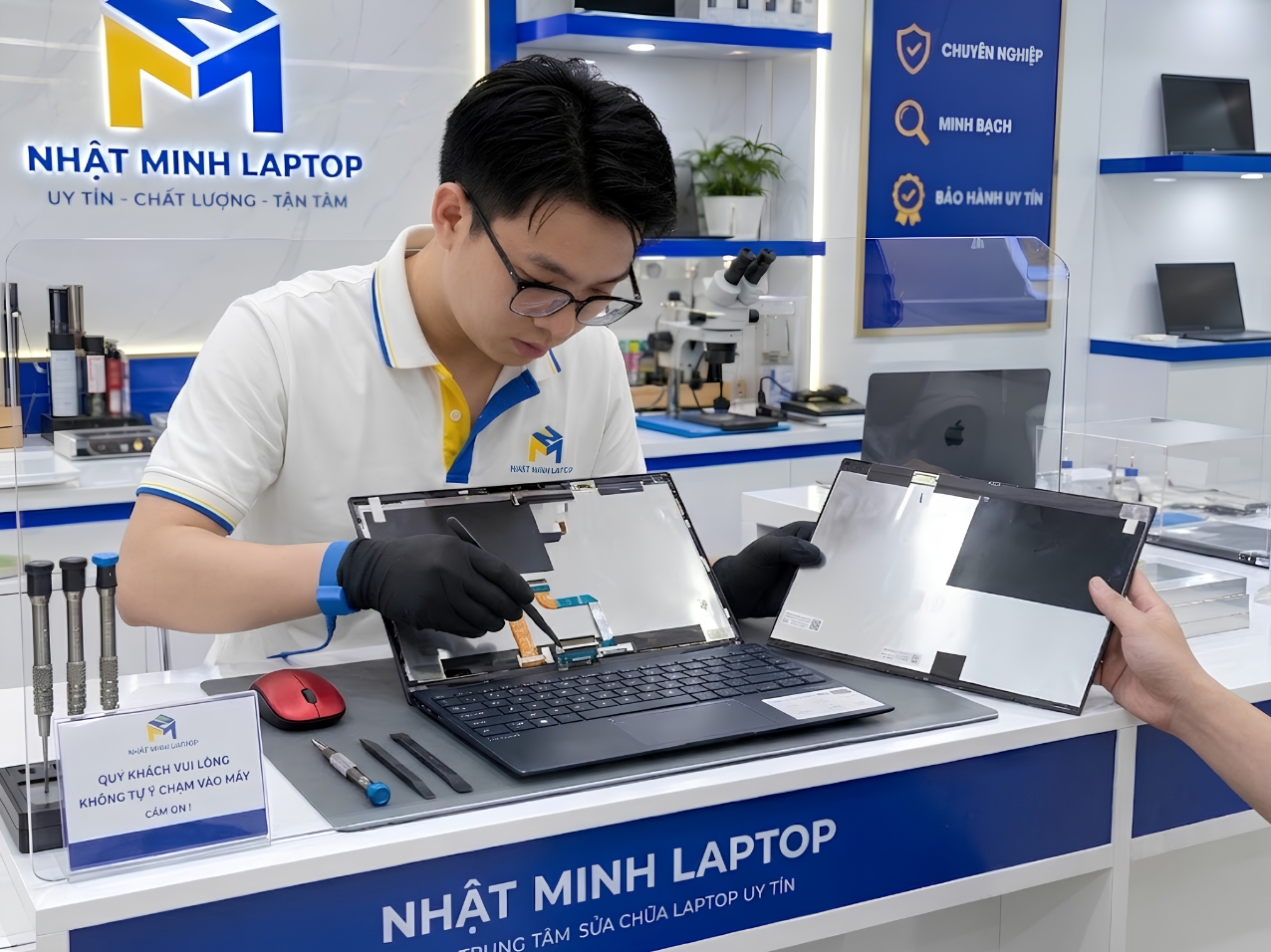 Quy Trình Thay Màn Hình Asus Zenbook UX363EA Tại Nhật Minh Laptop