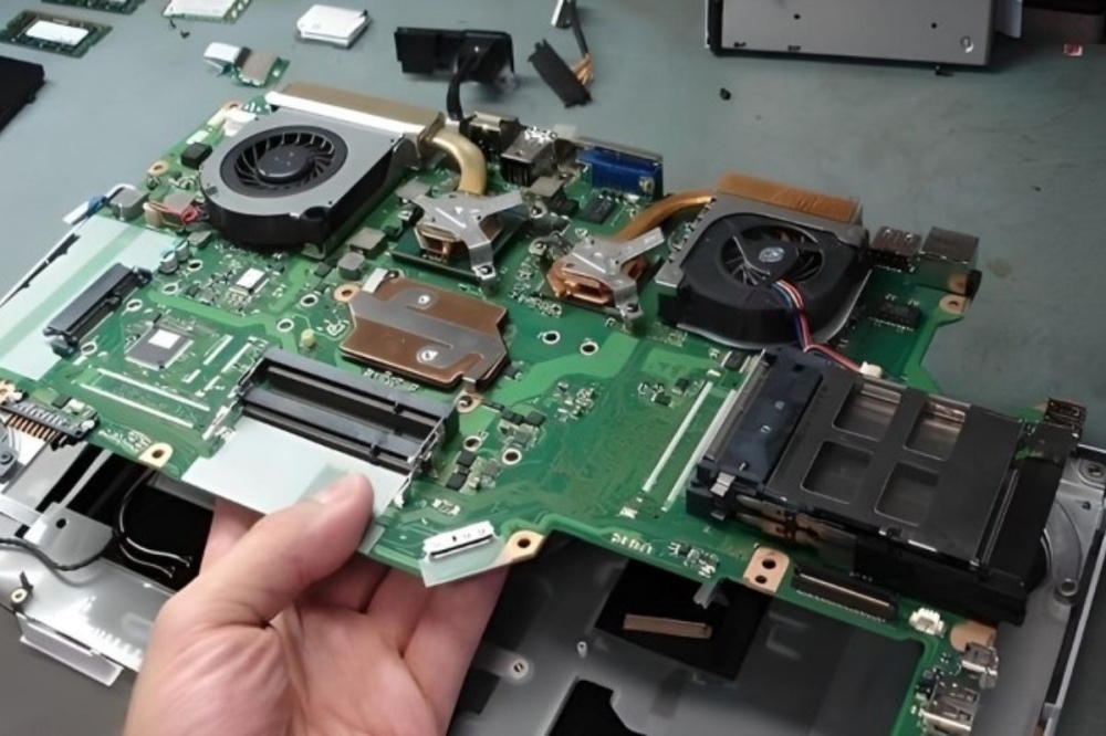 laptop Dell khởi động không lên màn hình