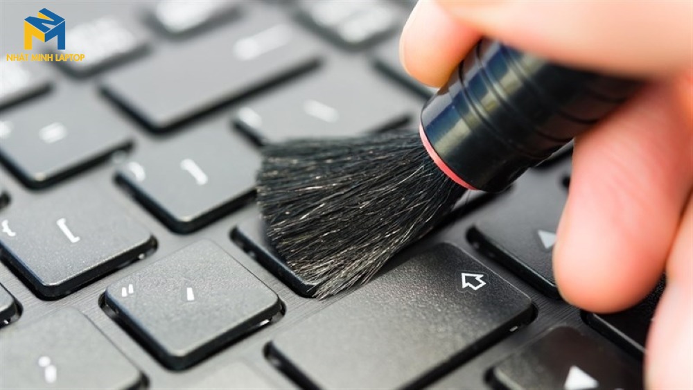 Vệ sinh bàn phím laptop tránh tình trạng bám bụi khiến phím bấm không ăn