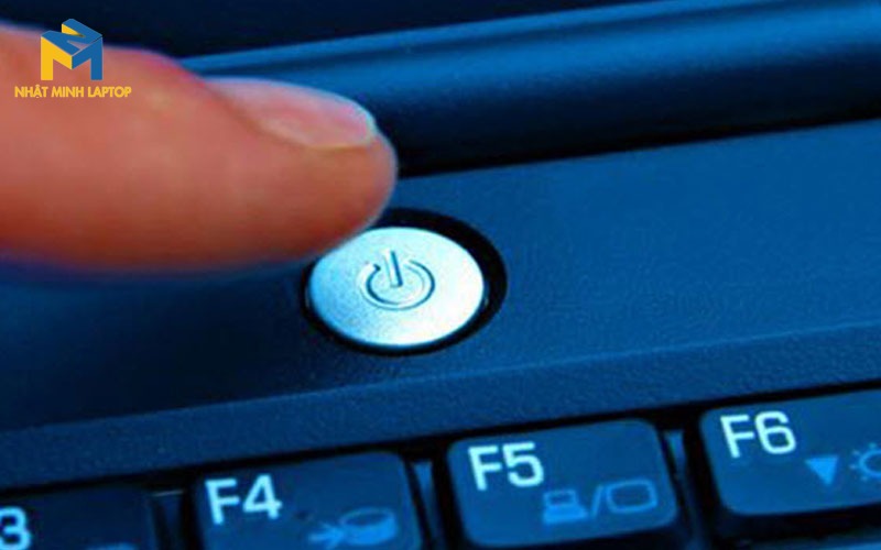 Lập tức ngắt nguồn điện khi laptop bị vô nước
