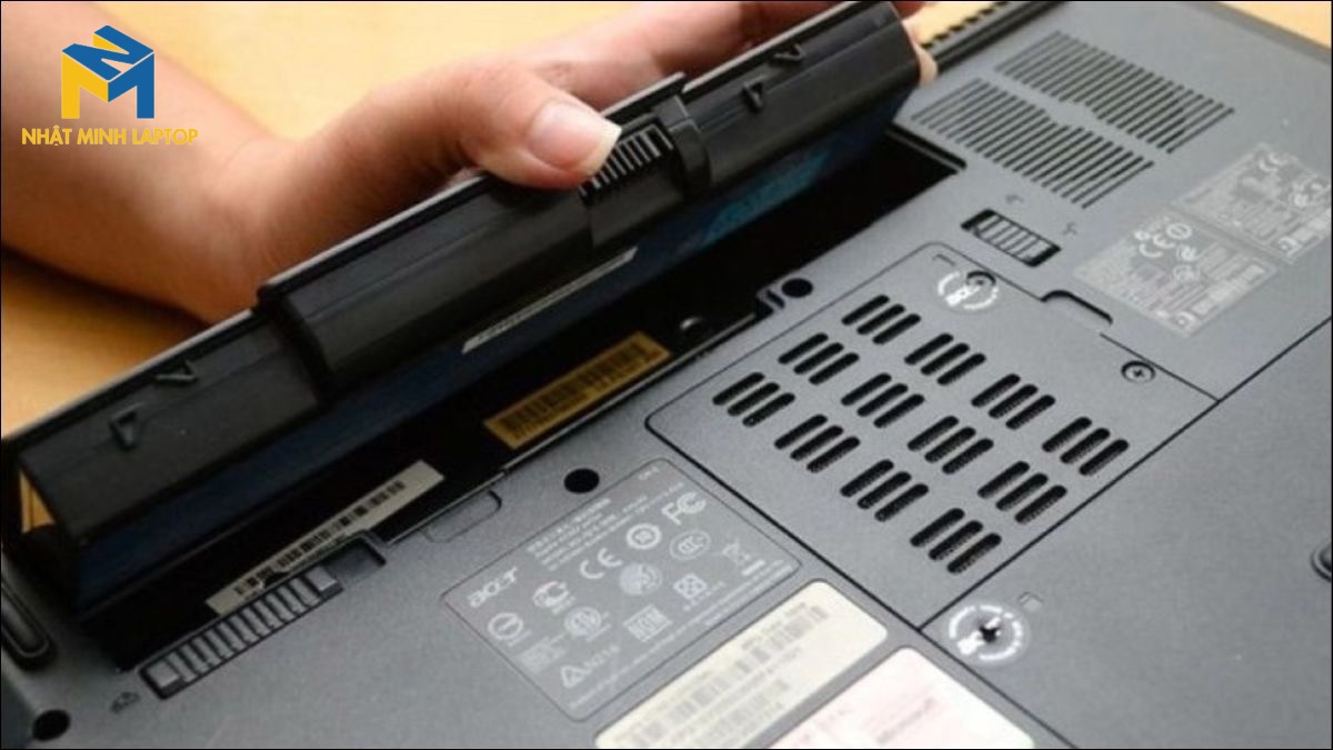 Tháo pin ngay lập tức nếu pin có thể tháo rời