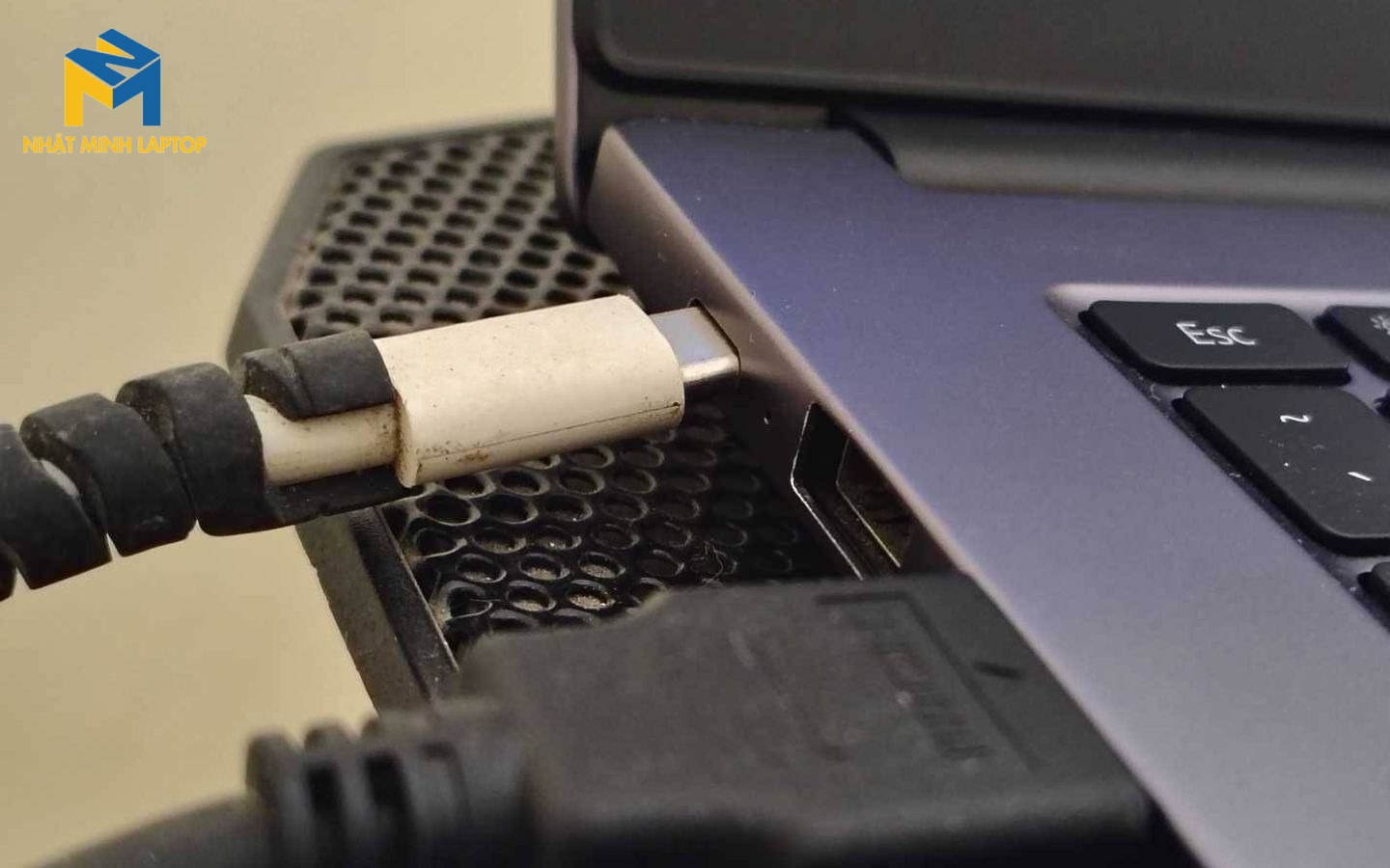 Tháo tất cả thiết bị ngoại vi cắm vào laptop