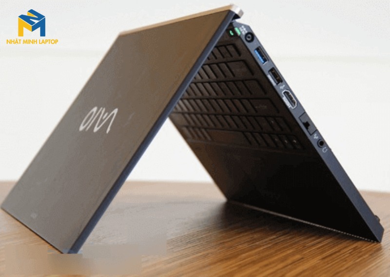 Lật ngược laptop hình chữ V nhằm cho nước bên trong chảy ra qua thông qua các khe bàn phím