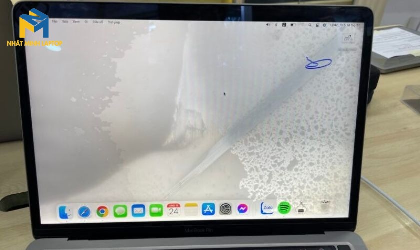 Laptop bị vô nước làm nhòe màn hình