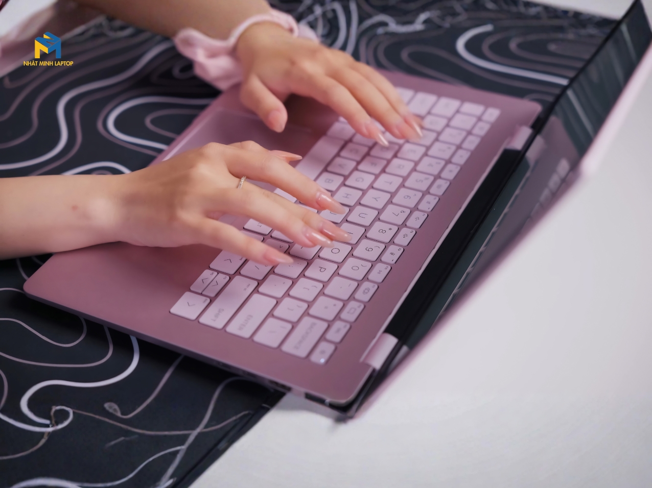 Thời lượng pin "khủng" – Phá bỏ giới hạn của Laptop mỏng nhẹ