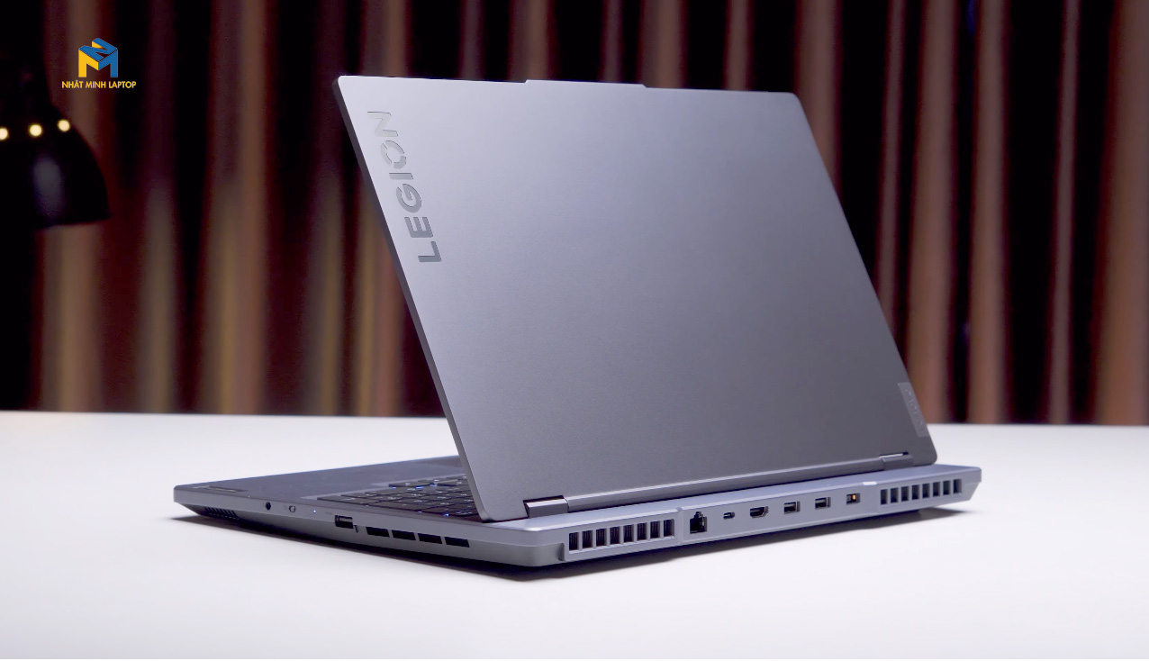 Lưu ý về màn hình và bản lề khi mua Laptop Gaming Legion 5 cũ