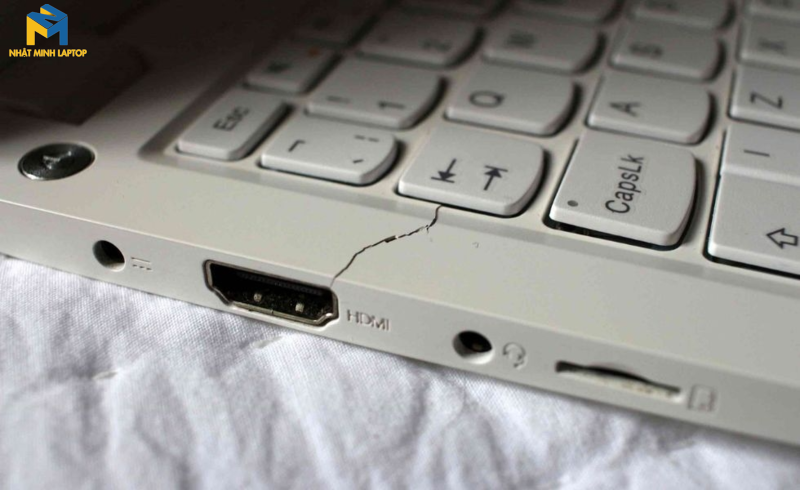 Vỏ ngoài laptop bị xuống cấp dẫn đến ảnh hưởng linh kiện bên trong