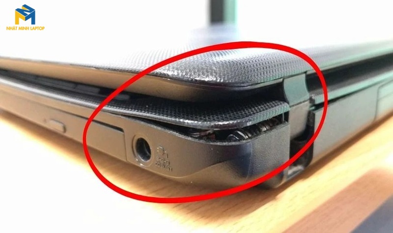 Lỗi màn hình do bản lề laptop