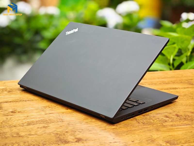 Dòng máy cao cấp ThinkPad thường sử dụng các màn hình sắc nét và chống lóa