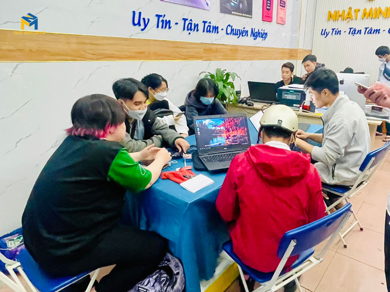 Khách hàng được chăm sóc tận tình hơn khi đến trực tiếp