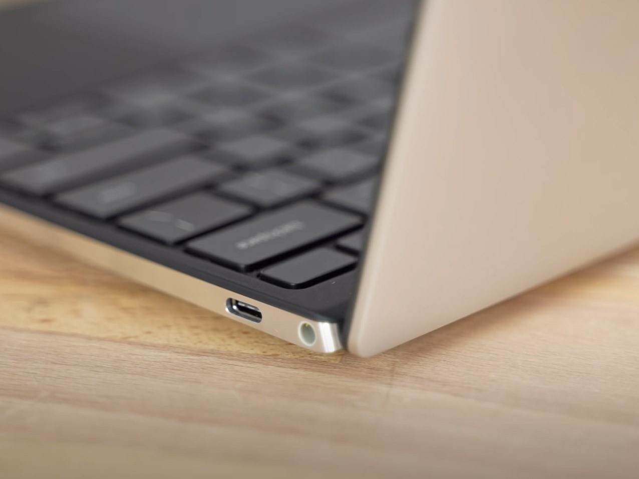 Cổng kết nối cơ bản trên Dell XPS 9310