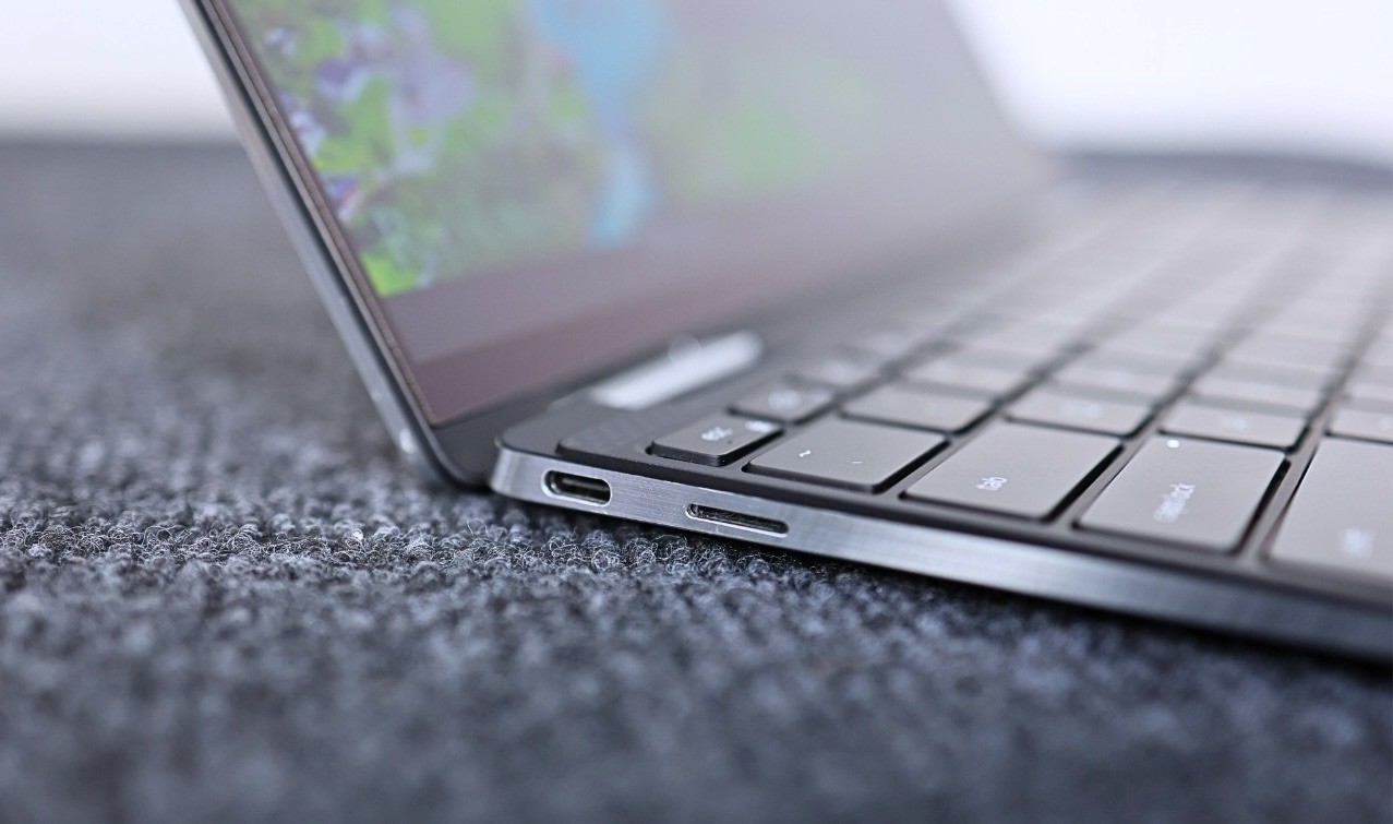 Cổng Thunderbolt 4 và khe đọc thẻ nhớ microSD trên Dell XPS 9310