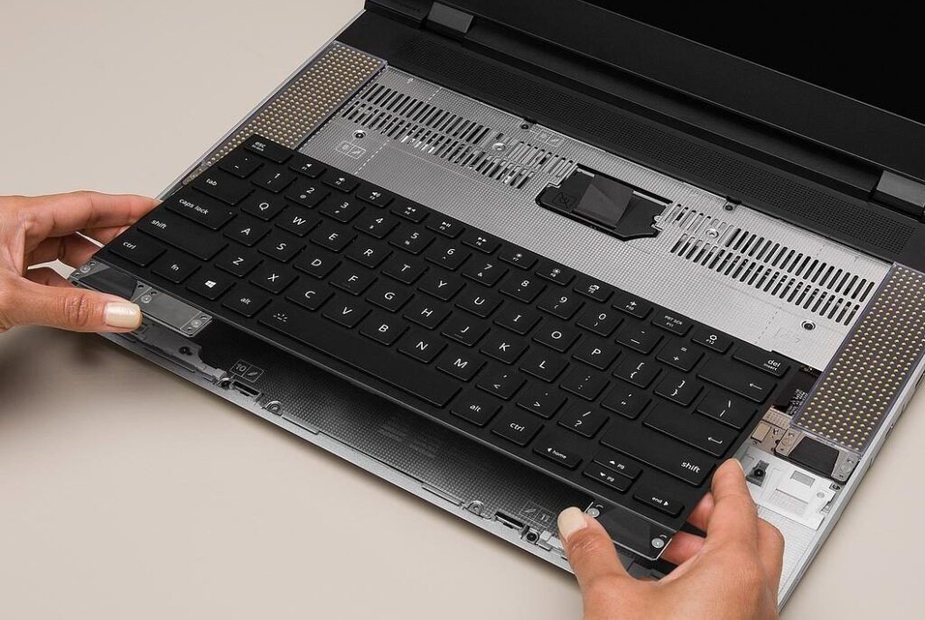 Khách hàng quan sát toàn bộ quá trình thay bàn phím