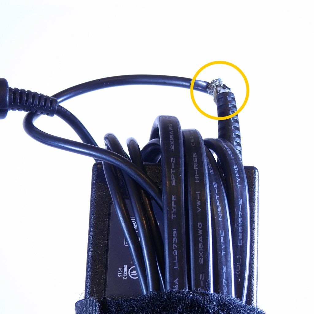 Đứt dây sạc, làm gãy lõi đồng bên trong ngay tại vị trí cổ sạc