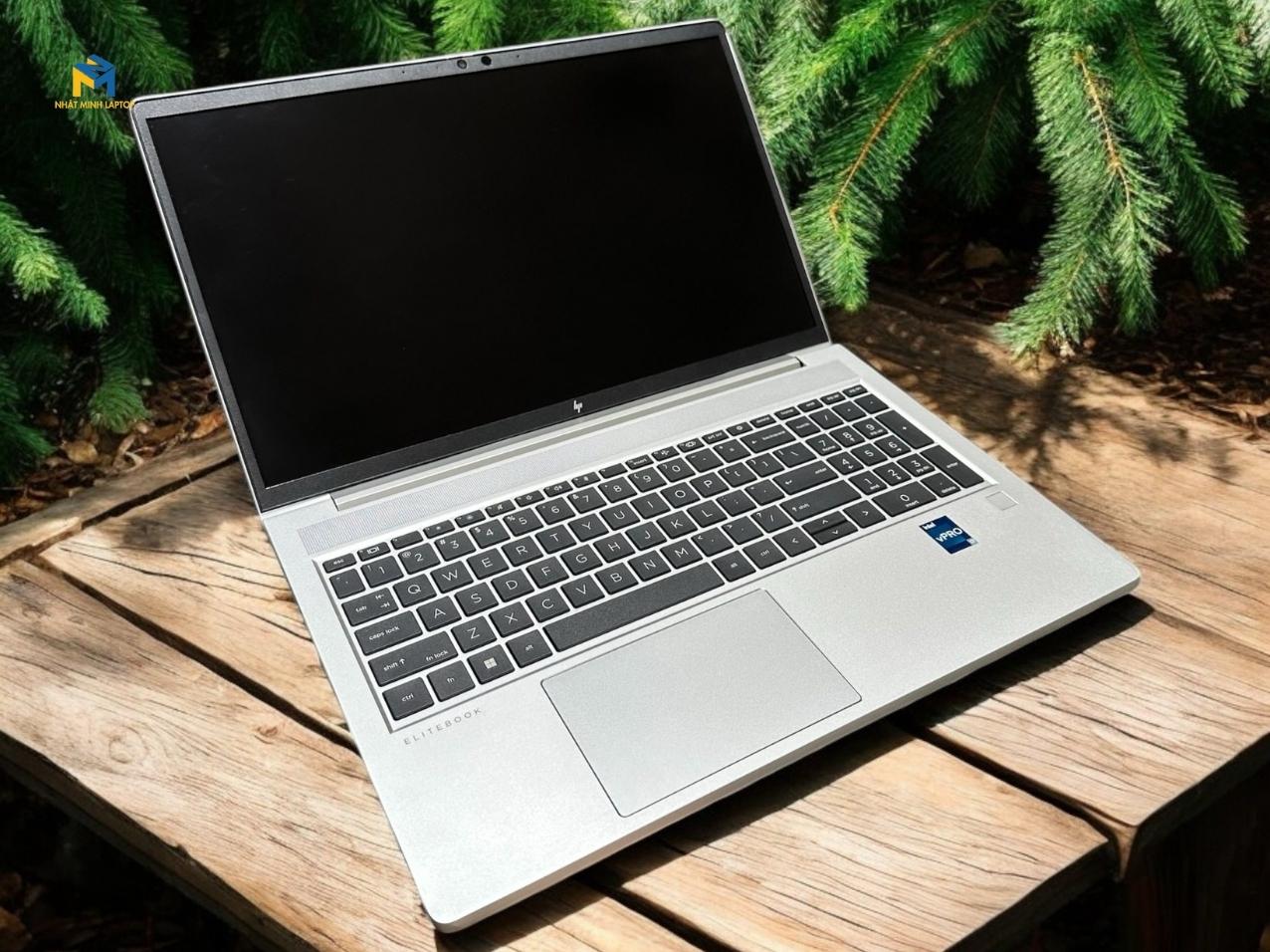 Thiết kế tinh tế với logo HP sang trọng