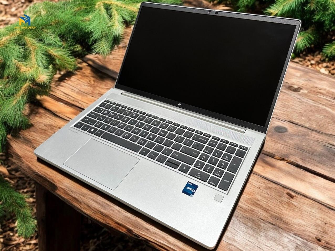 Màn hình 15.6 inch với tấm nền IPS sắc nét