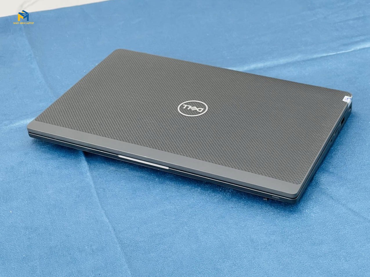 Đầu đọc vân tay được Dell Latitude 7400 tích hợp sẵn trên nút nguồn 