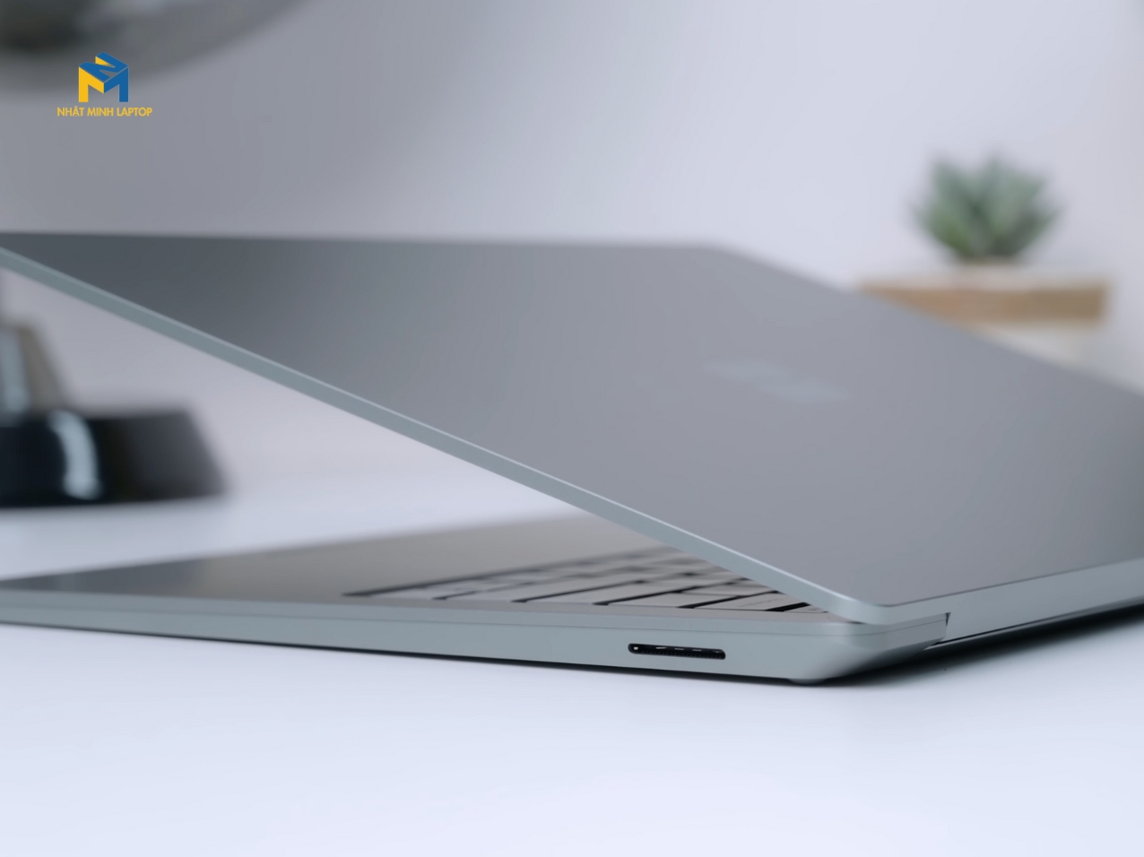 Kết nối Thunderbolt 4 hiện đại  truyền dữ liệu nhanh