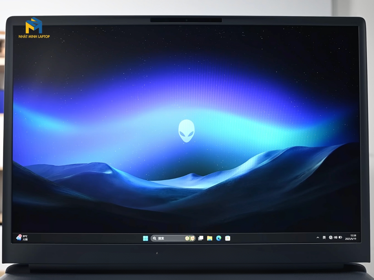 Màn hình 18" QHD+ 240Hz, viền mỏng hiện đại