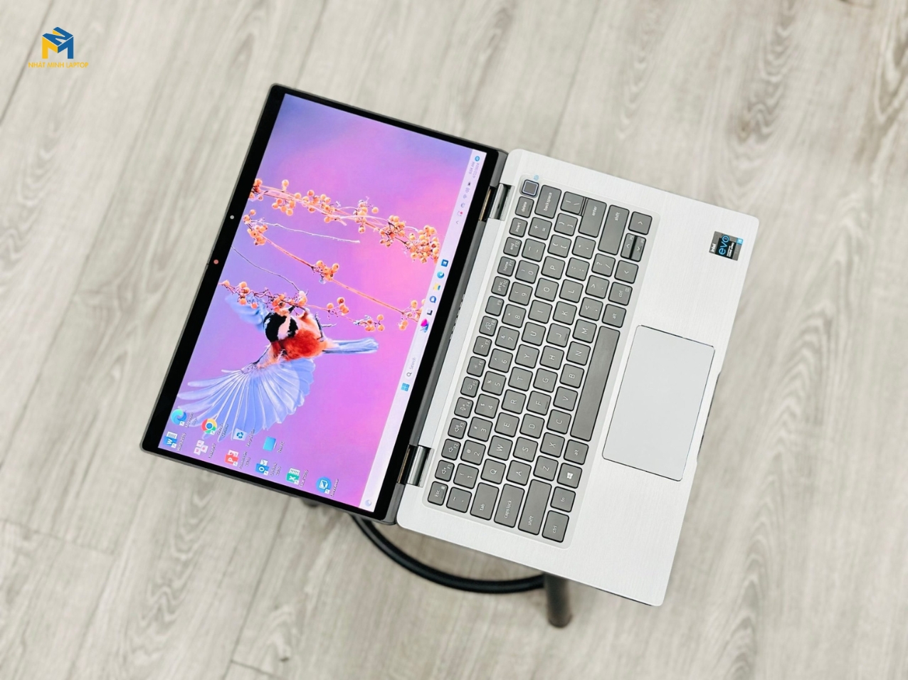Bàn phím có đèn nền, touchpad mượt
