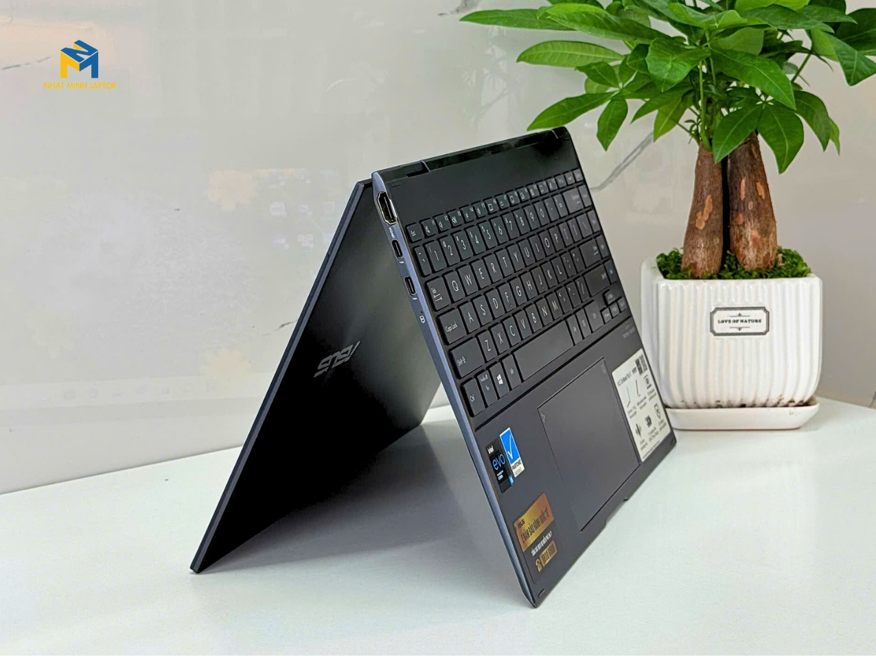 Trang bị cổng HDMI, USB Type-C Thunderbolt 4, USB-A