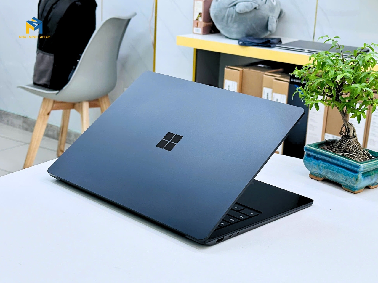 Tông đen mờ tạo cảm giác hiện đại