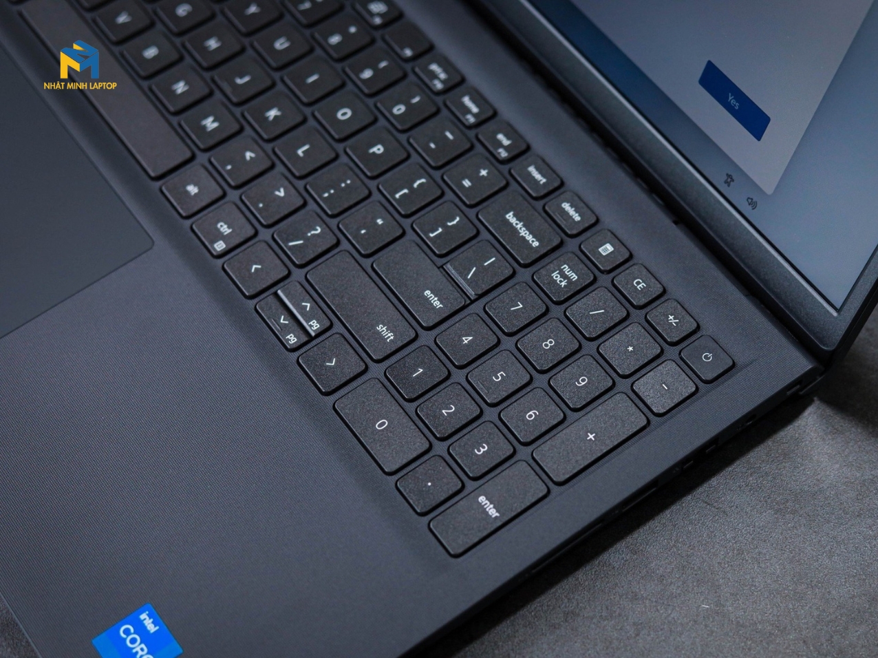 Bàn phím full-size có phím số, hành trình phím tốt