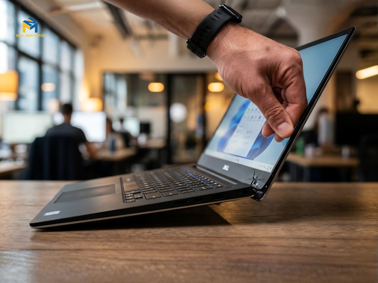 Cách nhận biết bản lề laptop gãy và nguy cơ gây hư hỏng màn hình