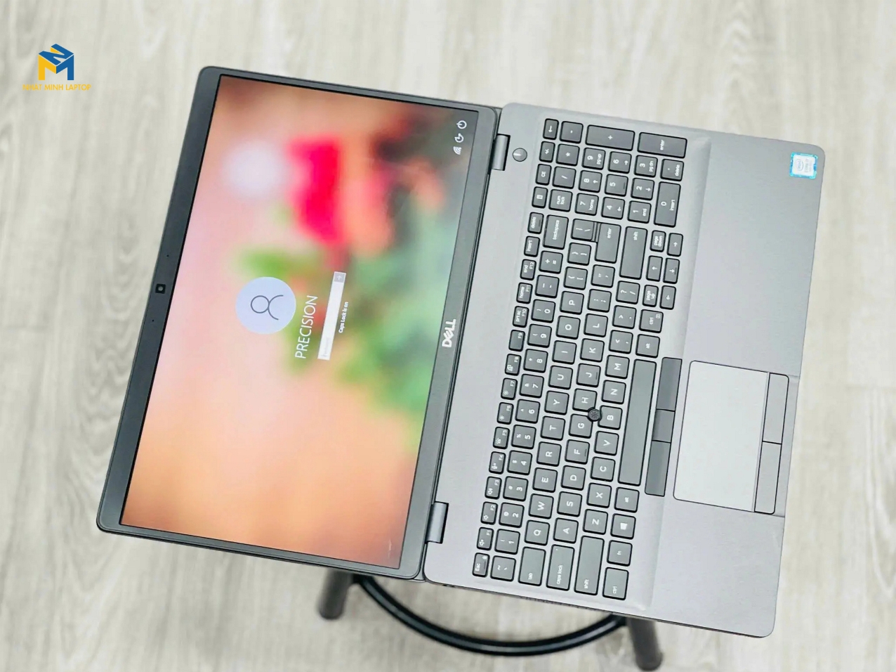 Bàn phím Full-size và bảo mật vân tay hiện đại