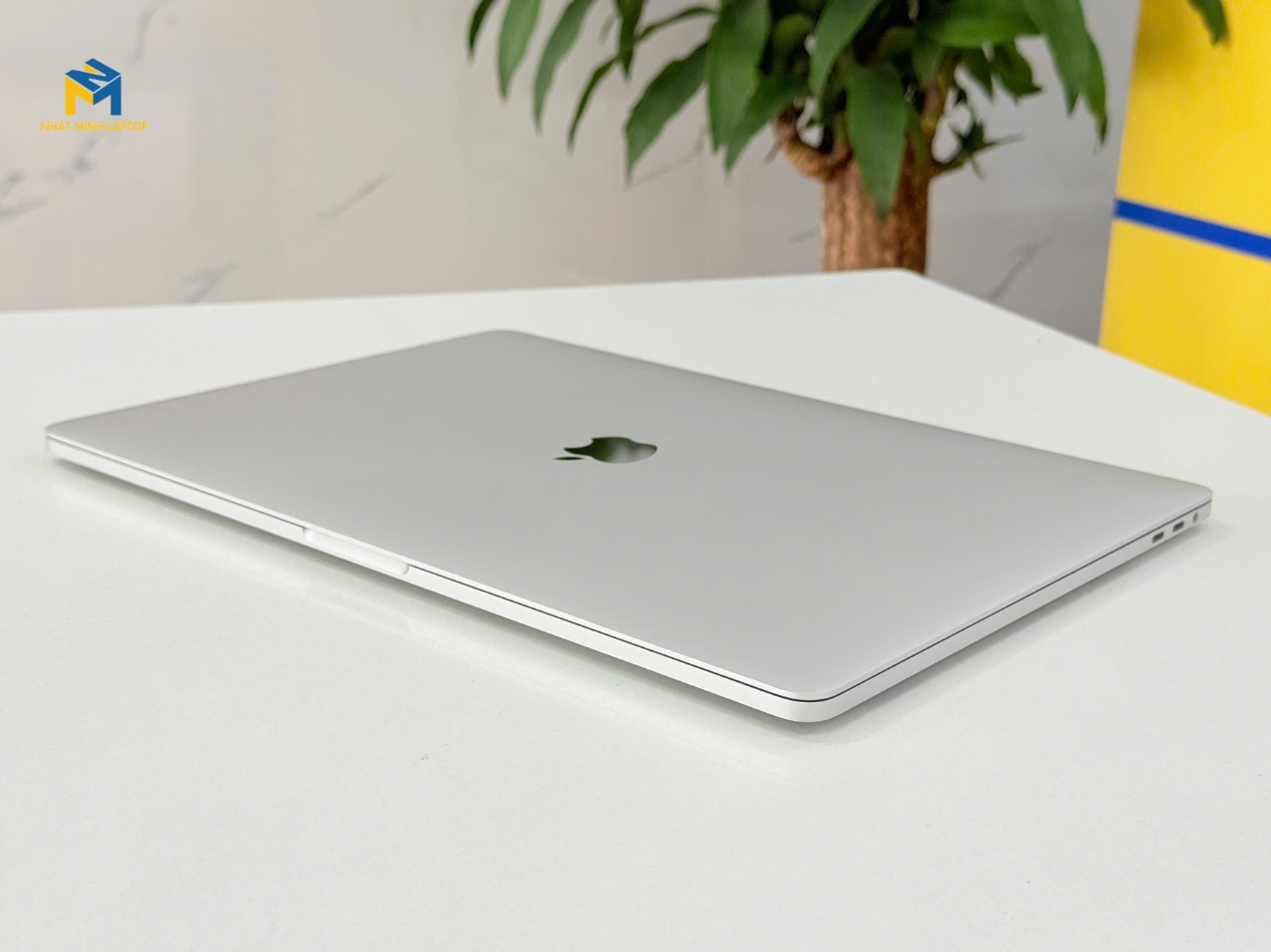 MacBook Pro 15-inch 2017 - Laptop Retina Core i7, Radeon Pro 555/560