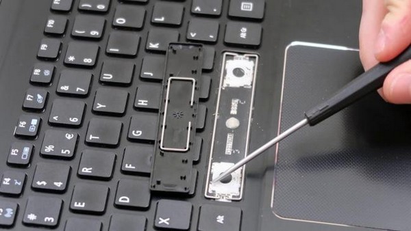 Bàn phím laptop Dell bị liệt do tác động bên ngoài ảnh hưởng